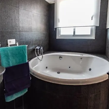 Light & Spacious Penthouse *terrace *amazing Views * لا أوروتافا
